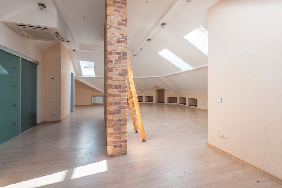 Grote zolderraam voor veel natuurlijk licht.