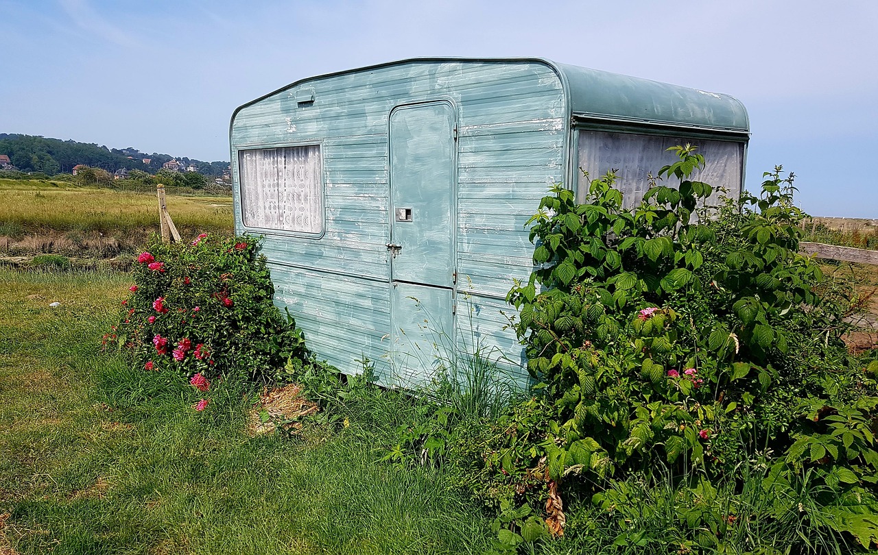 Gezellige caravaninrichting met warme gordijnen. Gezellige caravaninrichting met warme gordijnen.