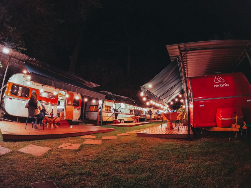 Isolerende gordijnen tegen de kou in caravan. Isolerende gordijnen tegen de kou in caravan.
